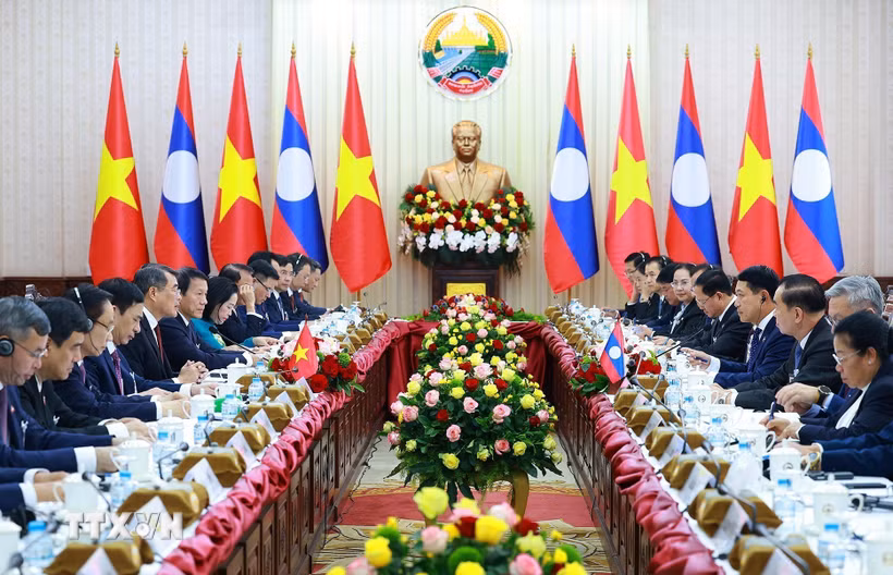 Thủ tướng Lê Minh Hưng hội đàm với Thủ tướng Lào Saleumxay Kommasith